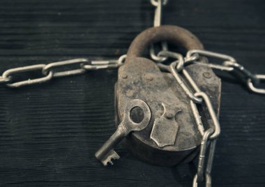 ahşap kilit zinciri üzerinde siyah ahşap bg