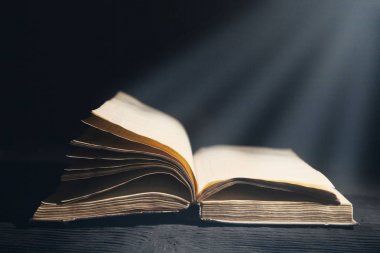 Eski kitap açık ve hafif karanlık bg fotoğraf