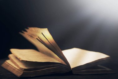 Eski kitap ışık karanlık bg fotoğrafa açıldı