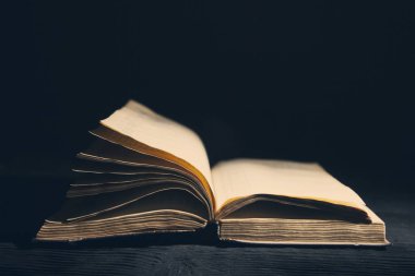 Eski kitap karanlık bg resmi için açıldı