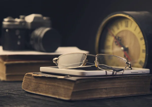 Kamera óra régi könyv tabletta és alakformálás fénykép szemüvegek — Stock Fotó