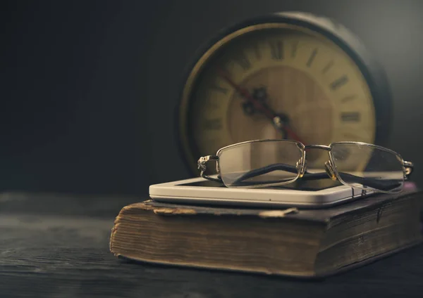 Reloj viejo libro tableta y gafas retro tonificación foto —  Fotos de Stock