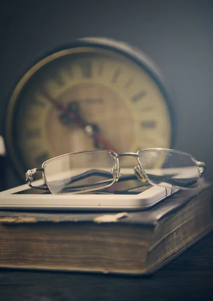 Reloj viejo libro tableta y gafas tonificando foto —  Fotos de Stock