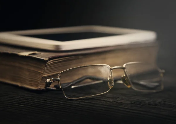 Старая книга планшет и очки светового эффекта фото — стоковое фото