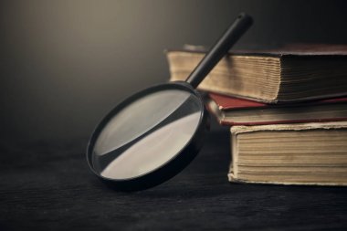 Siyah ahşap bg cam ile üç eski kitap