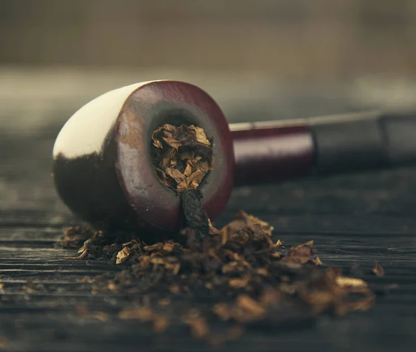 Pipe smoking tobacco close up photo with light — Stock Photo, Image