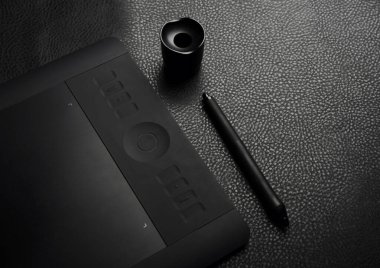 tablet grafiği siyah deri arka planda yatıyor