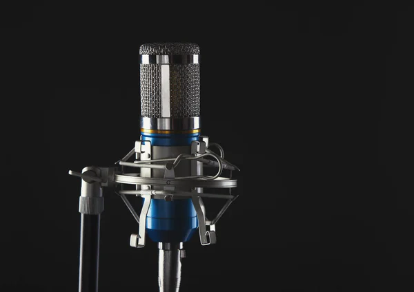 Microfone de corpo azul metálico em fundo cinza escuro estúdio tiro — Fotografia de Stock