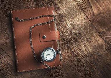 Deri günlüğü kapat ve ahşap kahverengi bir sırtta geçmişe dönük nöbet tut.