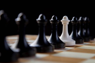 Satranç tahtasındaki satranç taşları, şah mat fotoğraf koyu bg