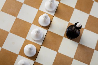 Satranç tahtasındaki satranç taşları, şah mat fotoğraf koyu bg