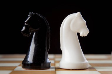 Satranç tahtasındaki satranç taşları, şah mat fotoğraf koyu bg