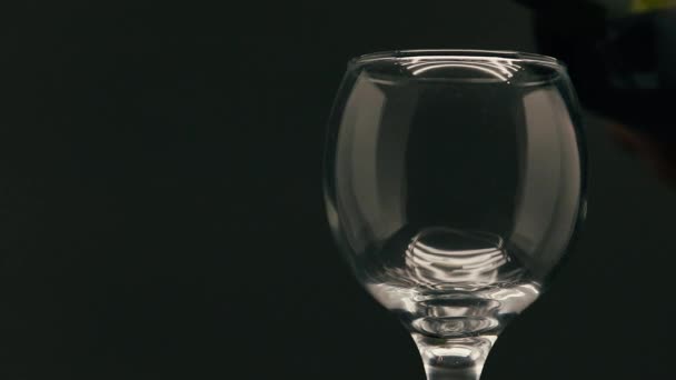 红葡萄酒杯和葡萄酒瓶溅红葡萄酒1920 1080 30Fps — 图库视频影像