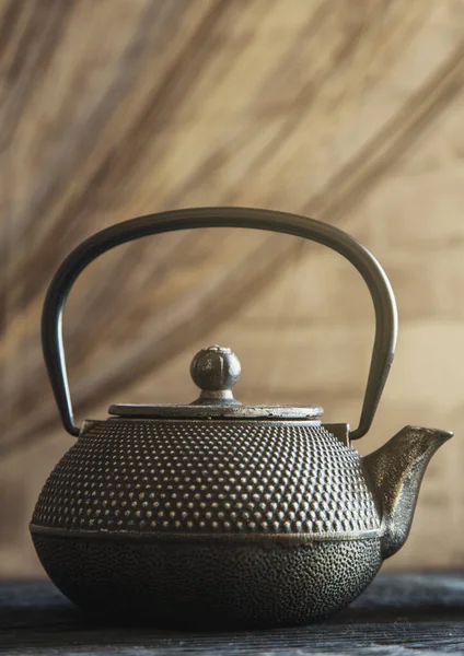 Nahaufnahme Einer Schwarzen Teekanne Aus Metall Auf Einem Hölzernen Hintergrundbild — Stockfoto