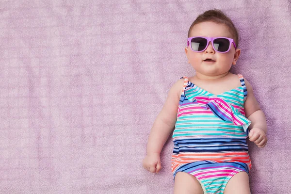 Novorozené dítě v oblečení na pláž — Stock fotografie