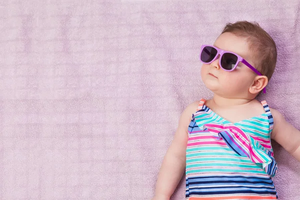 Pasgeboren baby in beachwear — Stockfoto