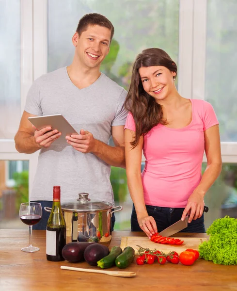 Amante pareja cocinar juntos —  Fotos de Stock