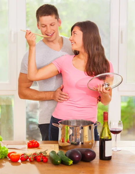Amorevole coppia cucinare insieme — Foto Stock