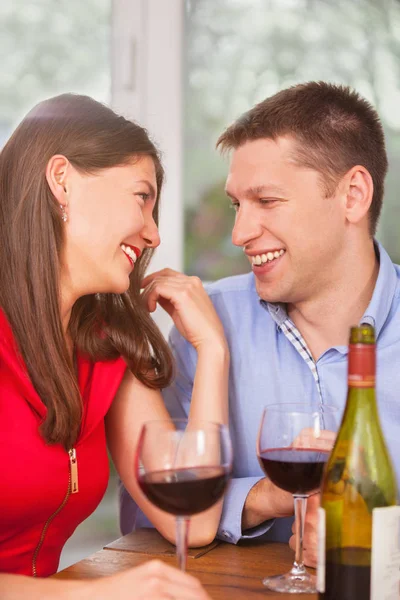 Amante casal beber vinho no restaurante — Fotografia de Stock