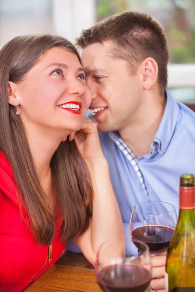 Amante casal beber vinho no restaurante — Fotografia de Stock