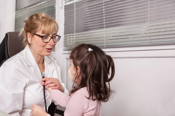 Kinderarts bezoekt een kind — Stockfoto