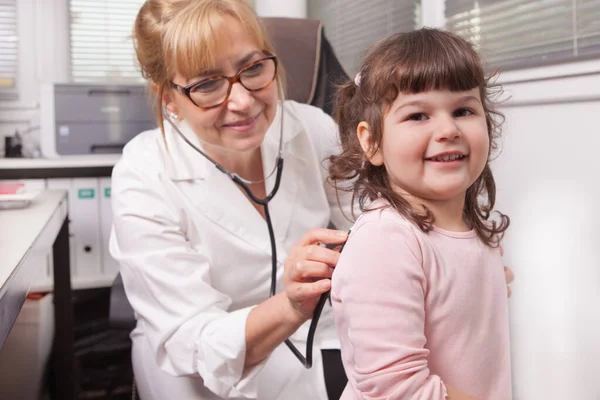 Pediatra está visitando uma criança — Fotografia de Stock