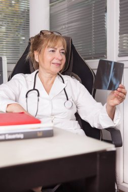 Doktor X-ray resmini inceliyor