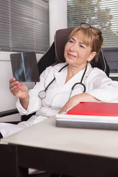 Läkare undersöker röntgenbild — Stockfoto