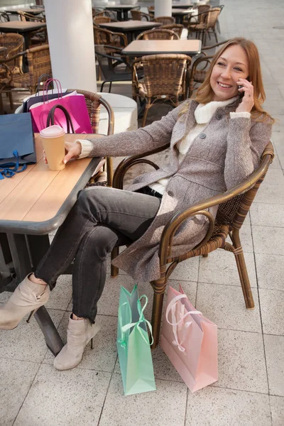 Mulher desfrutando de seu café depois de fazer compras — Fotografia de Stock