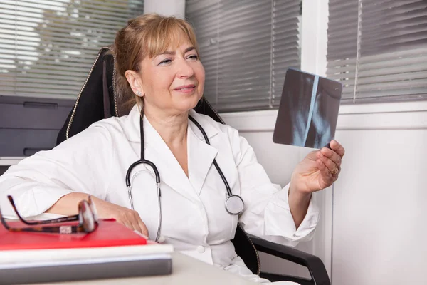 Dokter onderzoekt röntgenfoto — Stockfoto