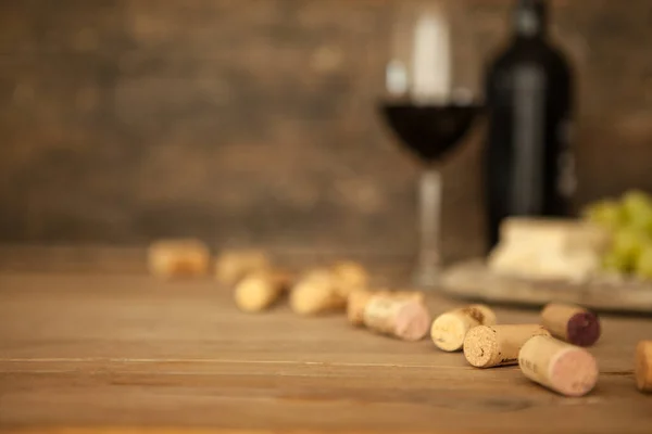 Rolhas de vinho no fundo desfocado — Fotografia de Stock