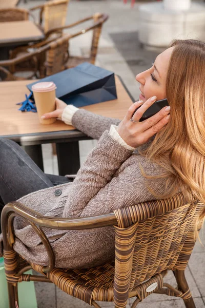 Woman enjoying her coffee after shopping — Stock Photo, Image