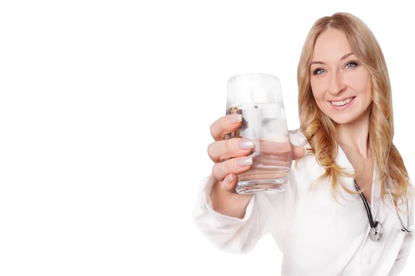 Vrouwelijke arts met een glas water — Stockfoto