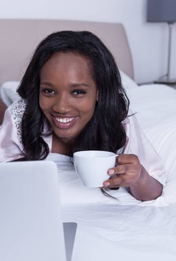 Yatakta bilgisayarla çalışan kız