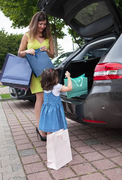 Madre con hija afrer Compras —  Fotos de Stock