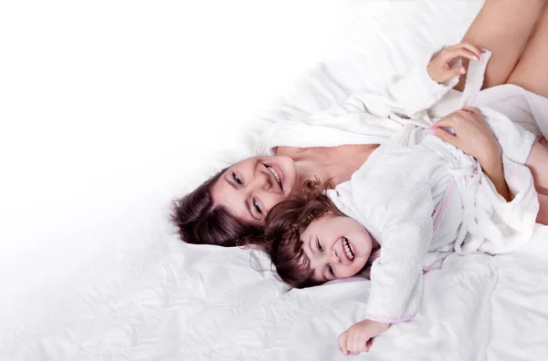 Moeder met dochter veel plezier op het bed — Stockfoto