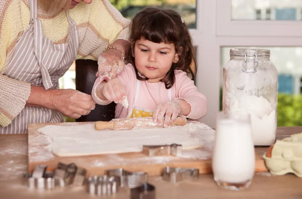 Милый ребенок печет печенье. — стоковое фото