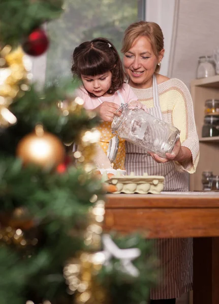 Γιαγιά και εγγονή, καθιστώντας τα cookies — Φωτογραφία Αρχείου