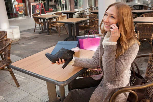 Mulher desfrutando de seu café depois de fazer compras — Fotografia de Stock