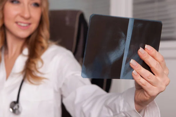 Female doctor examining x-ray — Stock Photo, Image