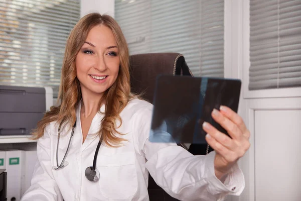 Medico donna che esamina i raggi X — Foto Stock