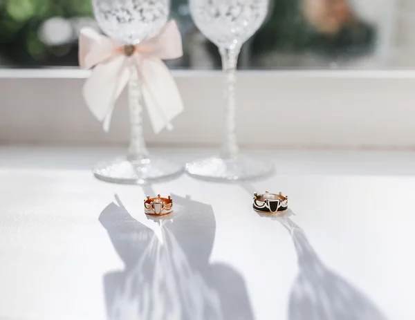 Необычные обручальные кольца на белом столе — стоковое фото