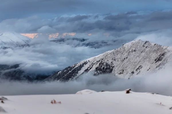 Teleaufnahmen von Bergen mit Nebel und Schnee — Stockfoto
