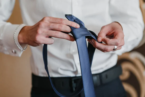 El hombre endereza su corbata — Foto de Stock