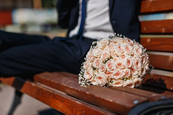 Närbild av en fästman i kostym med bröllop blommor — Stockfoto