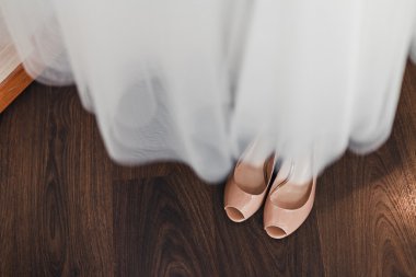 Bir yakından görüntü zarif gelinlik ve ayakkabı. Gelin sabah kavramı.