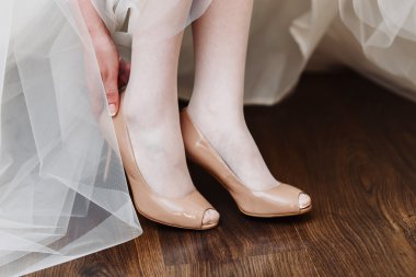 Bir yakından görüntü zarif gelinlik ve ayakkabı. Gelin sabah kavramı.