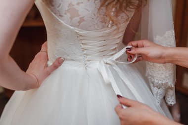 Sabah gelin. Nedime elbisesinin kadar bağlama gelin yardım