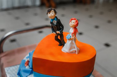 Düğün pastasında gelin ve damadın heykelcikleri.