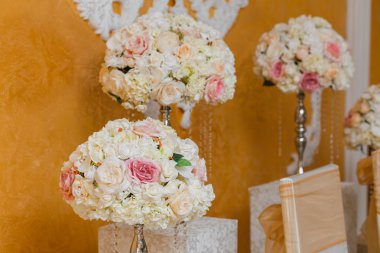 Masaya güzel çiçek. Düğün günü dekorasyon